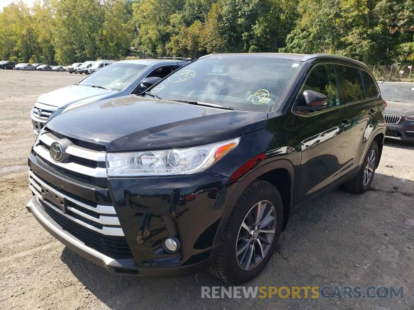 2 Photograph of a damaged car 5TDJZRFH0KS585786 TOYOTA HIGHLANDER 2019