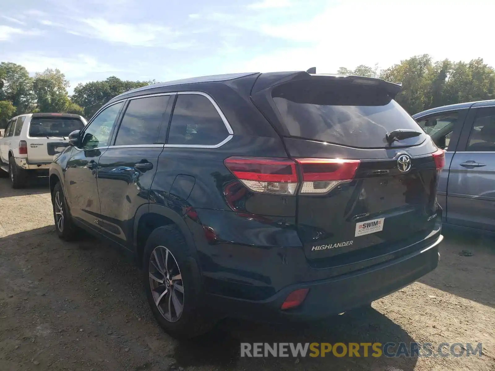 3 Photograph of a damaged car 5TDJZRFH0KS585786 TOYOTA HIGHLANDER 2019