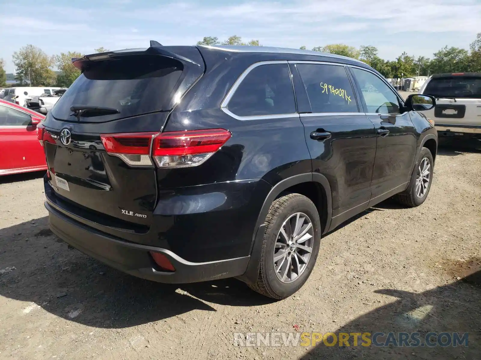 4 Photograph of a damaged car 5TDJZRFH0KS585786 TOYOTA HIGHLANDER 2019