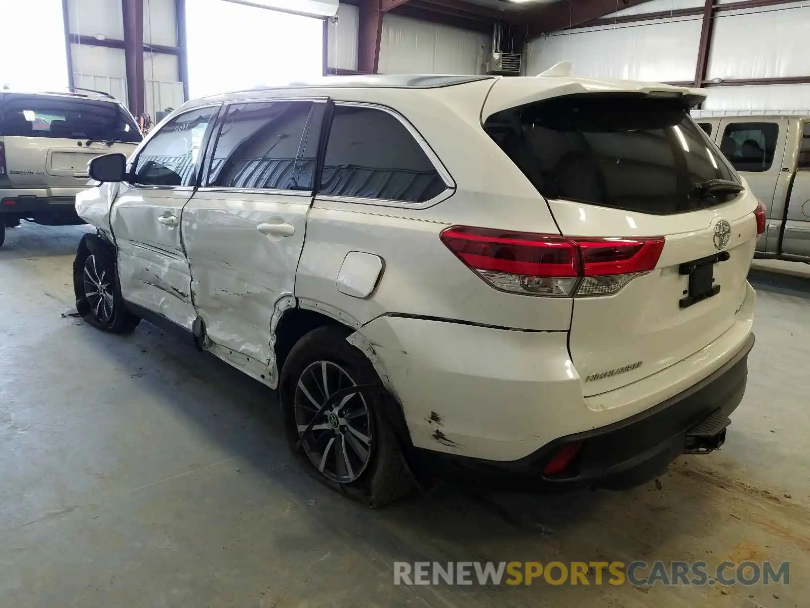 3 Photograph of a damaged car 5TDJZRFH0KS586968 TOYOTA HIGHLANDER 2019