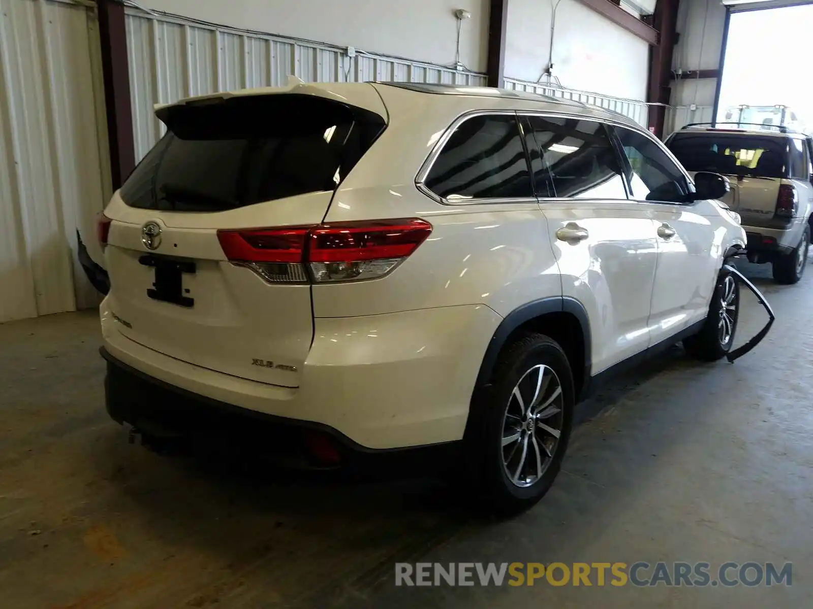 4 Photograph of a damaged car 5TDJZRFH0KS586968 TOYOTA HIGHLANDER 2019