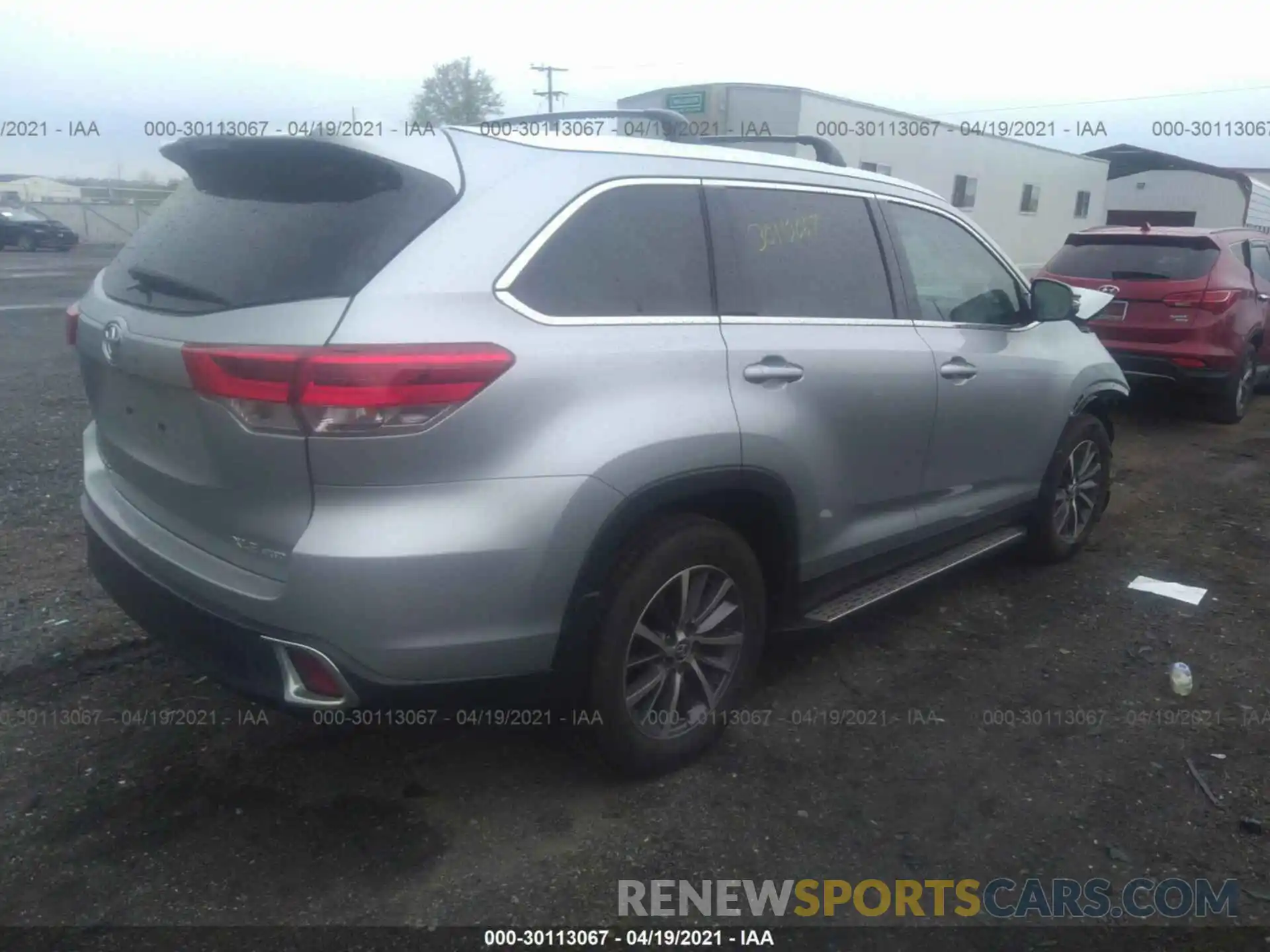 4 Photograph of a damaged car 5TDJZRFH0KS589059 TOYOTA HIGHLANDER 2019