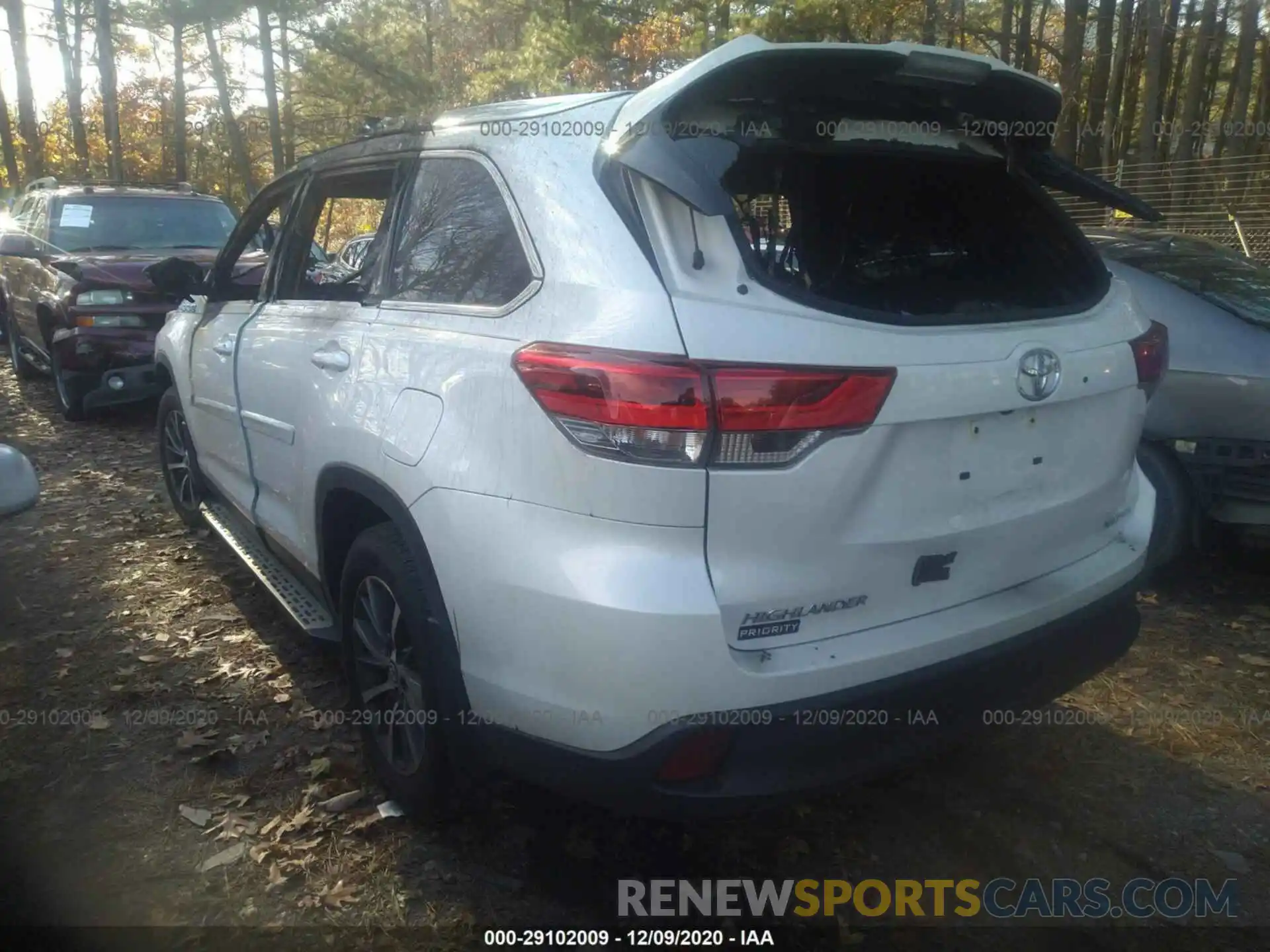 3 Photograph of a damaged car 5TDJZRFH0KS590776 TOYOTA HIGHLANDER 2019