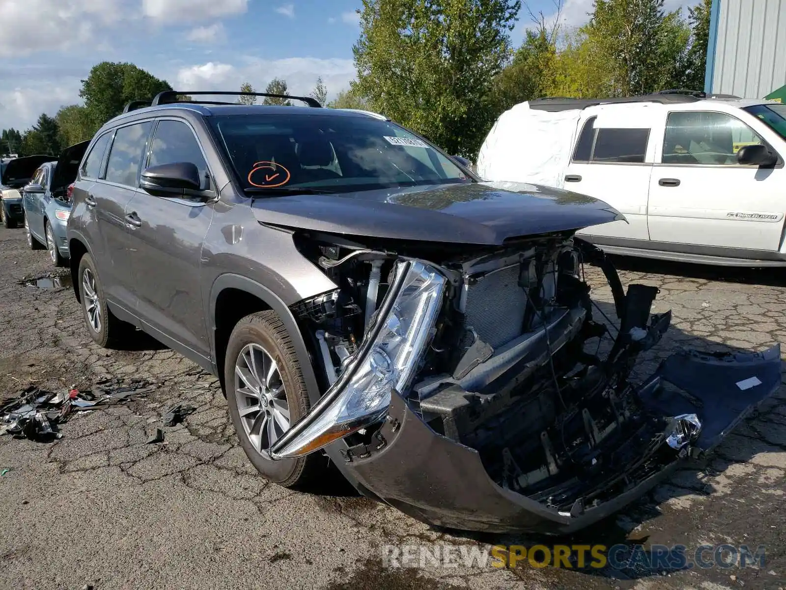 1 Photograph of a damaged car 5TDJZRFH0KS591670 TOYOTA HIGHLANDER 2019