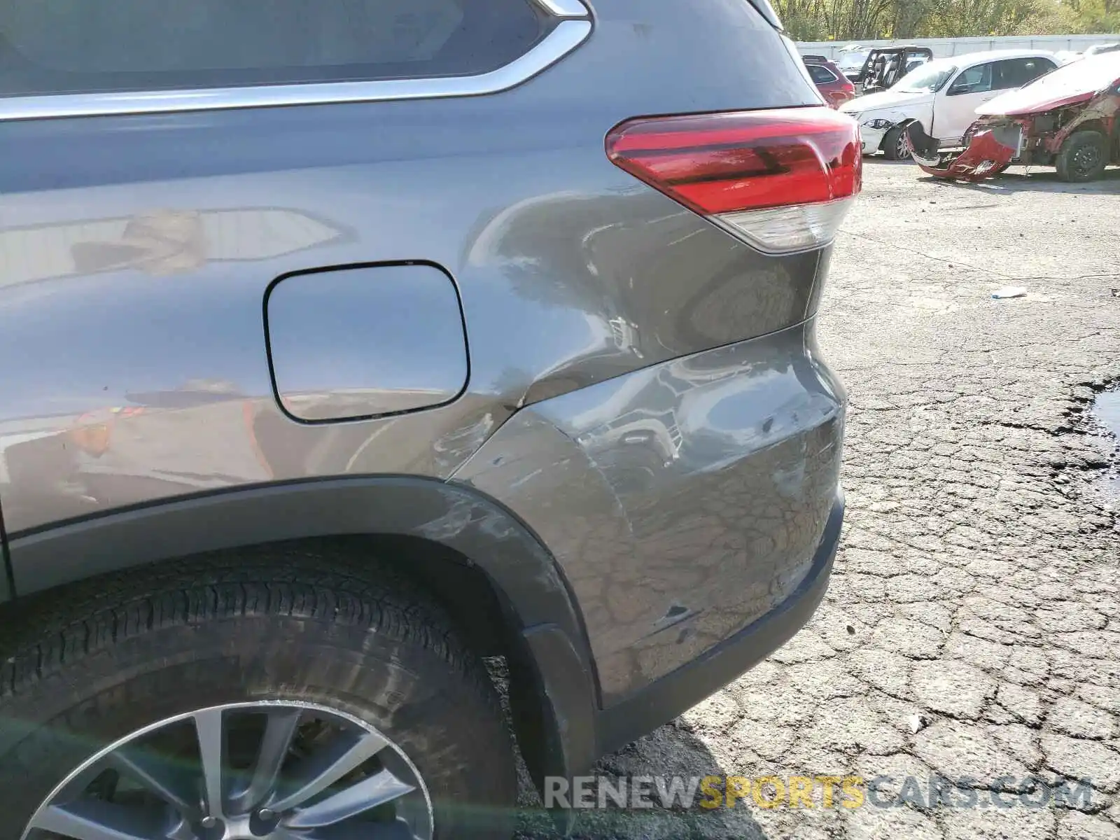 9 Photograph of a damaged car 5TDJZRFH0KS591670 TOYOTA HIGHLANDER 2019