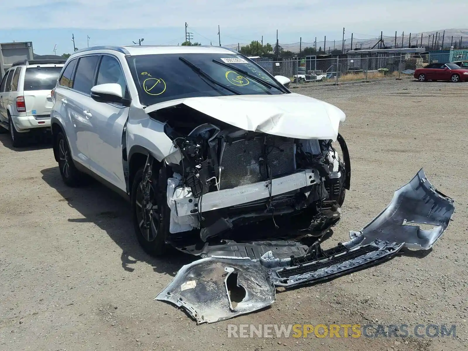 1 Photograph of a damaged car 5TDJZRFH0KS592561 TOYOTA HIGHLANDER 2019