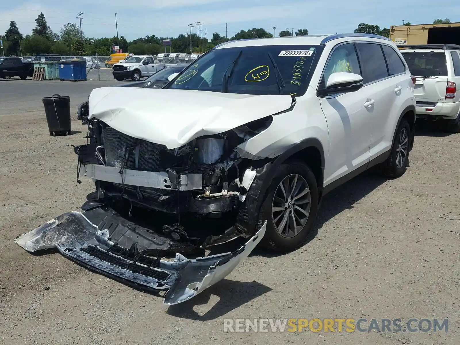 2 Photograph of a damaged car 5TDJZRFH0KS592561 TOYOTA HIGHLANDER 2019