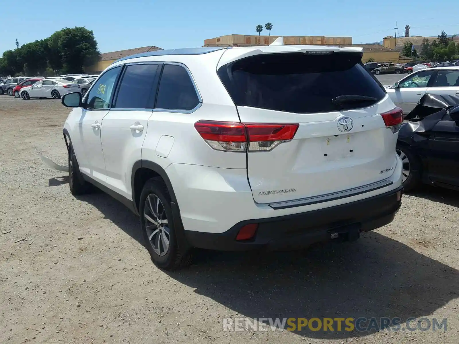 3 Photograph of a damaged car 5TDJZRFH0KS592561 TOYOTA HIGHLANDER 2019