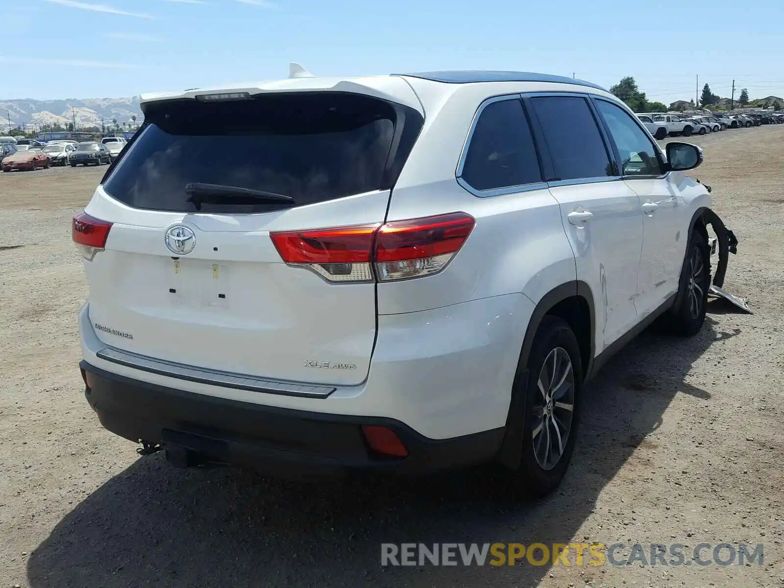 4 Photograph of a damaged car 5TDJZRFH0KS592561 TOYOTA HIGHLANDER 2019