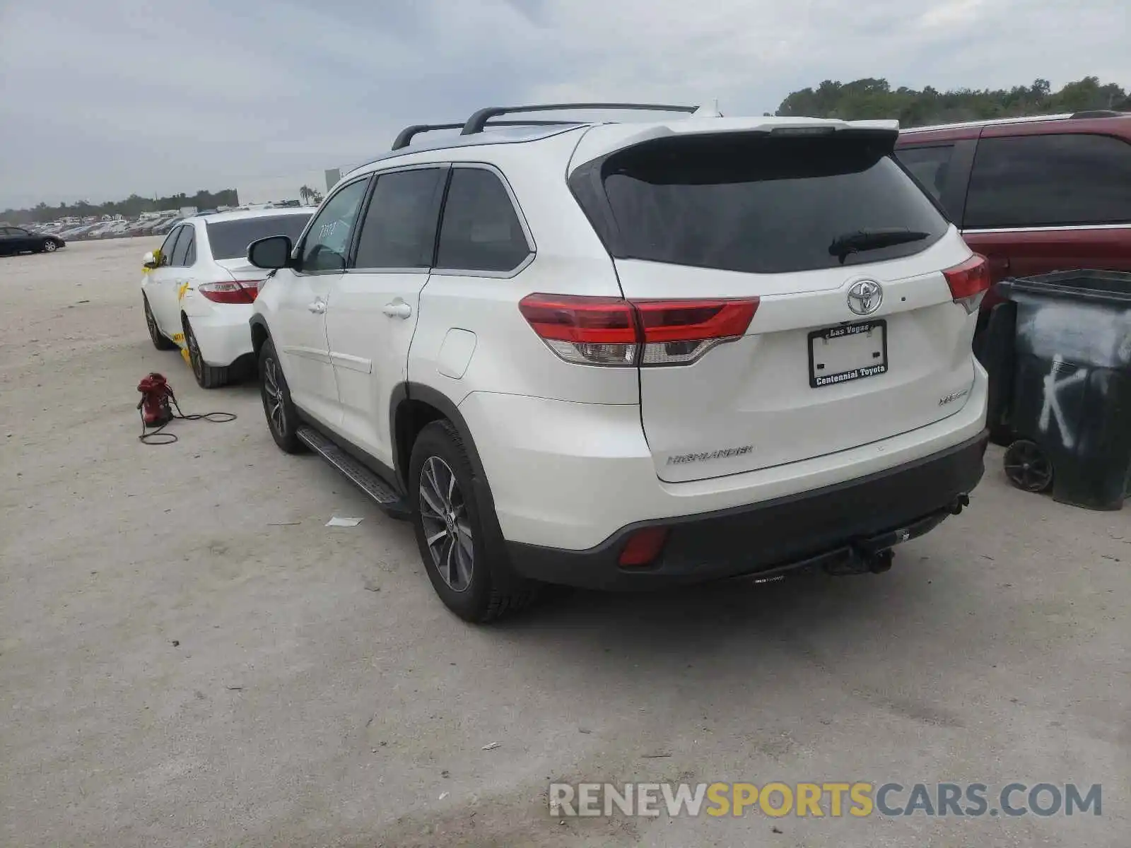 3 Photograph of a damaged car 5TDJZRFH0KS594410 TOYOTA HIGHLANDER 2019