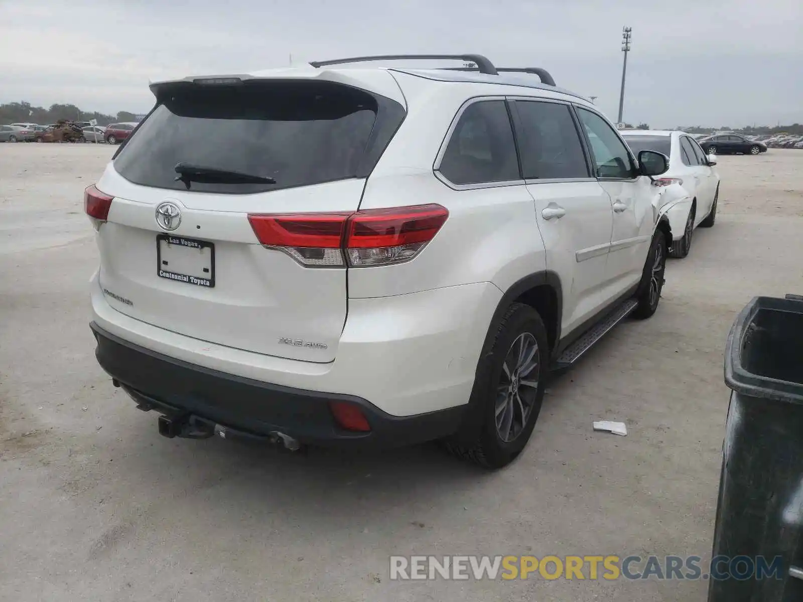 4 Photograph of a damaged car 5TDJZRFH0KS594410 TOYOTA HIGHLANDER 2019