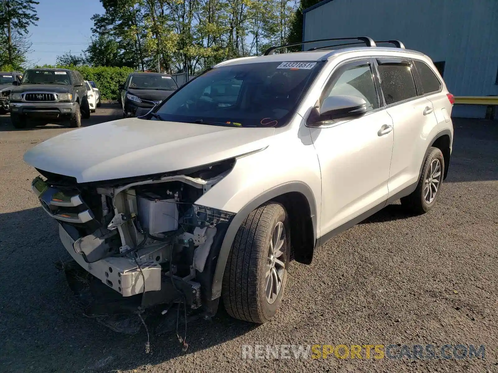 2 Photograph of a damaged car 5TDJZRFH0KS595976 TOYOTA HIGHLANDER 2019