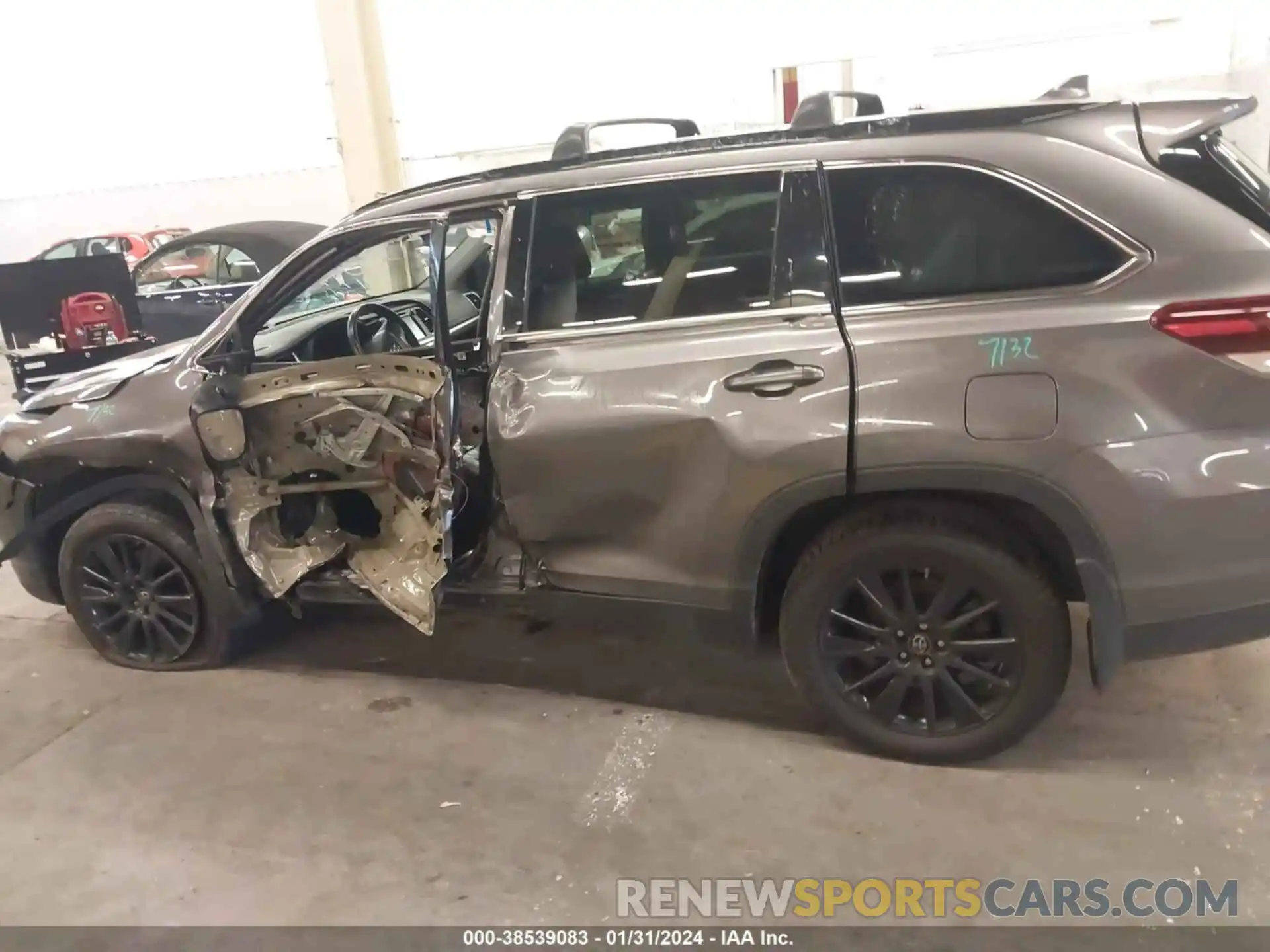 14 Photograph of a damaged car 5TDJZRFH0KS598540 TOYOTA HIGHLANDER 2019