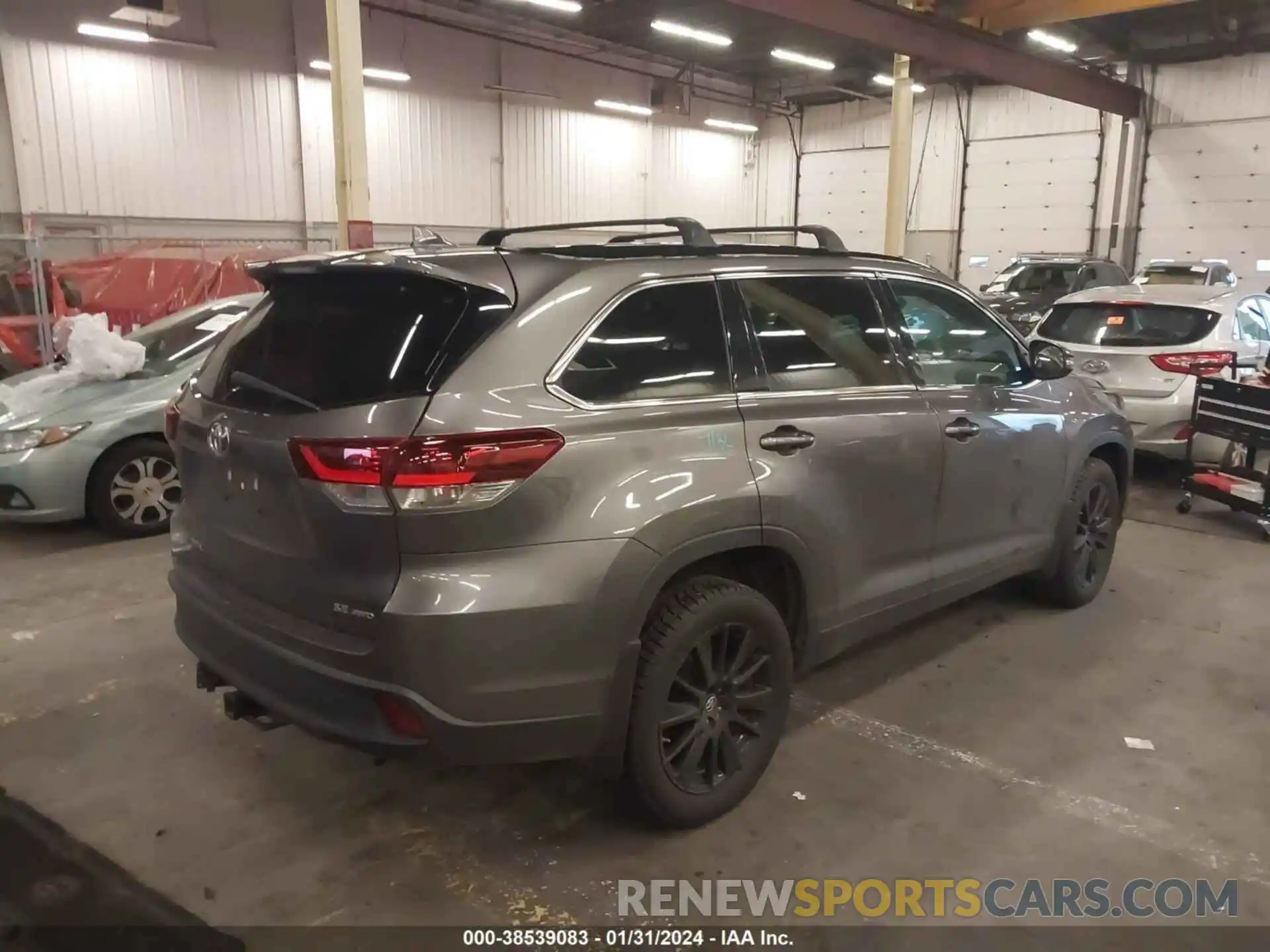 4 Photograph of a damaged car 5TDJZRFH0KS598540 TOYOTA HIGHLANDER 2019