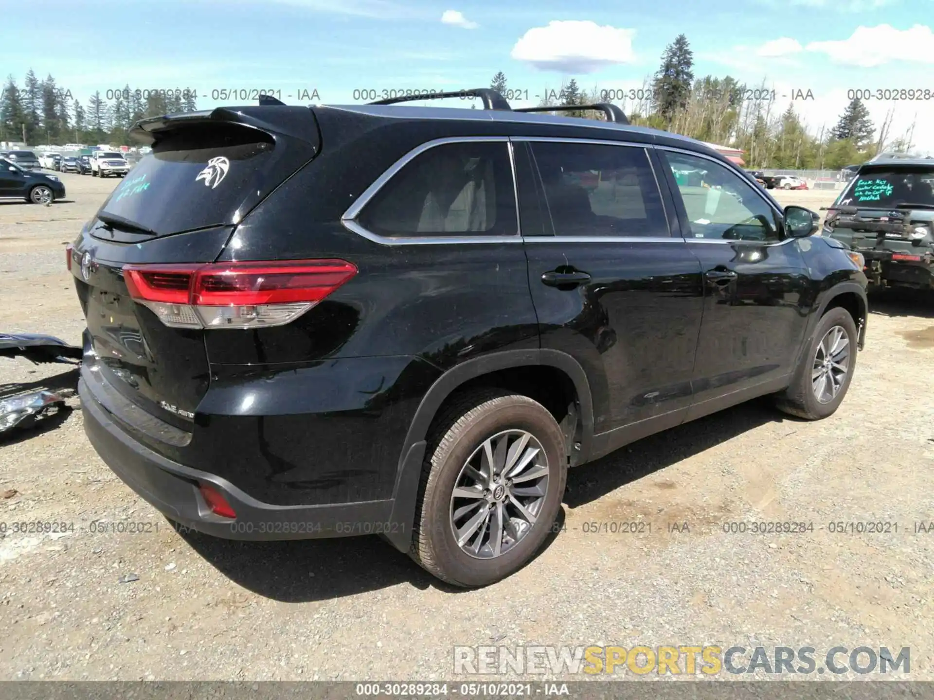 4 Photograph of a damaged car 5TDJZRFH0KS600285 TOYOTA HIGHLANDER 2019