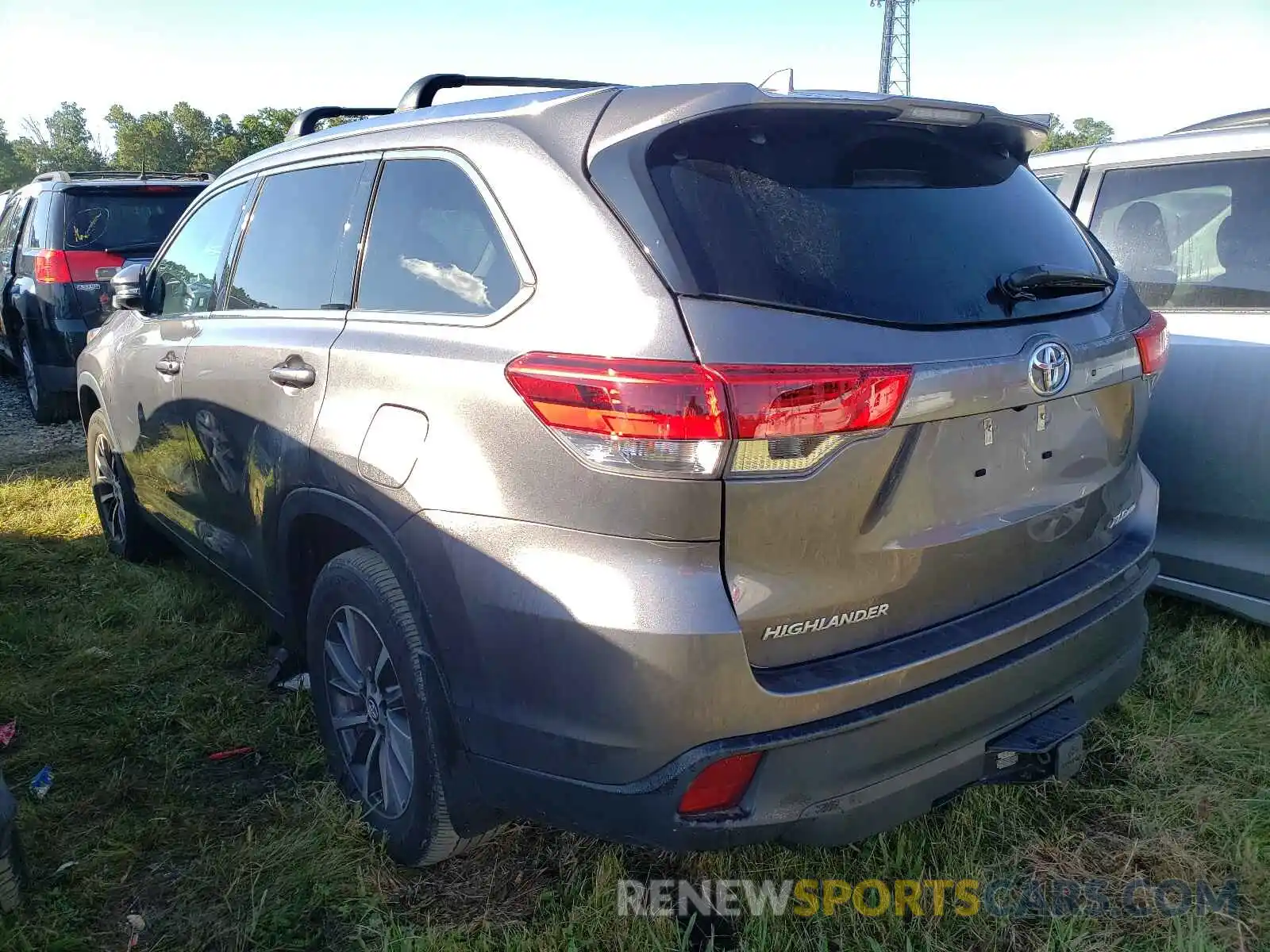 3 Photograph of a damaged car 5TDJZRFH0KS601159 TOYOTA HIGHLANDER 2019