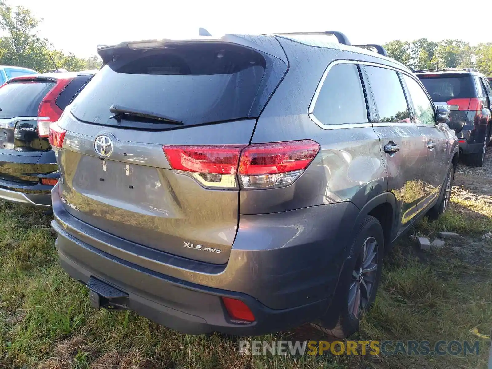 4 Photograph of a damaged car 5TDJZRFH0KS601159 TOYOTA HIGHLANDER 2019