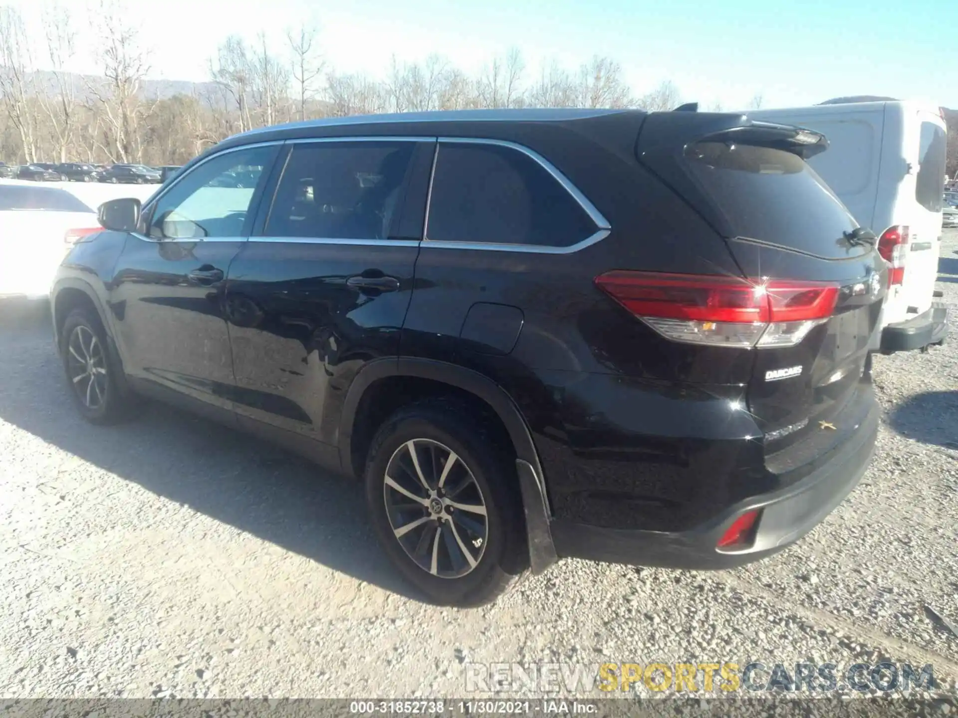 3 Photograph of a damaged car 5TDJZRFH0KS602733 TOYOTA HIGHLANDER 2019