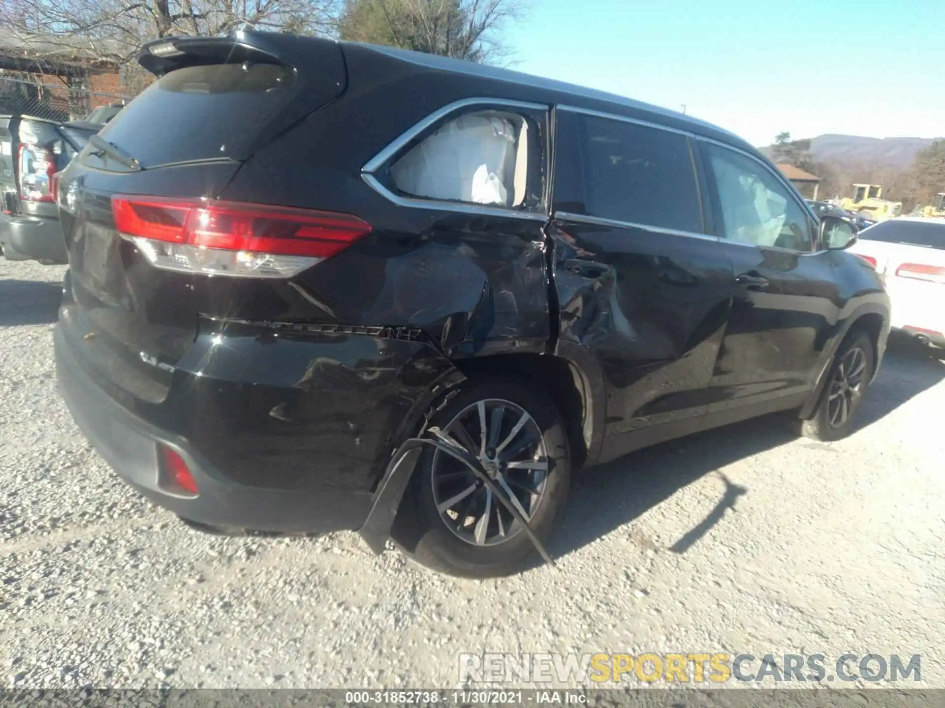 4 Photograph of a damaged car 5TDJZRFH0KS602733 TOYOTA HIGHLANDER 2019