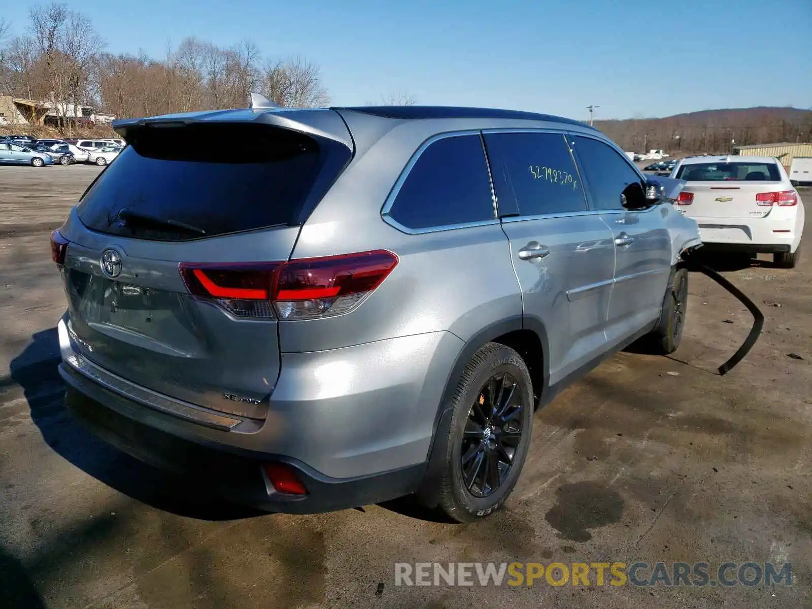 4 Photograph of a damaged car 5TDJZRFH0KS604367 TOYOTA HIGHLANDER 2019