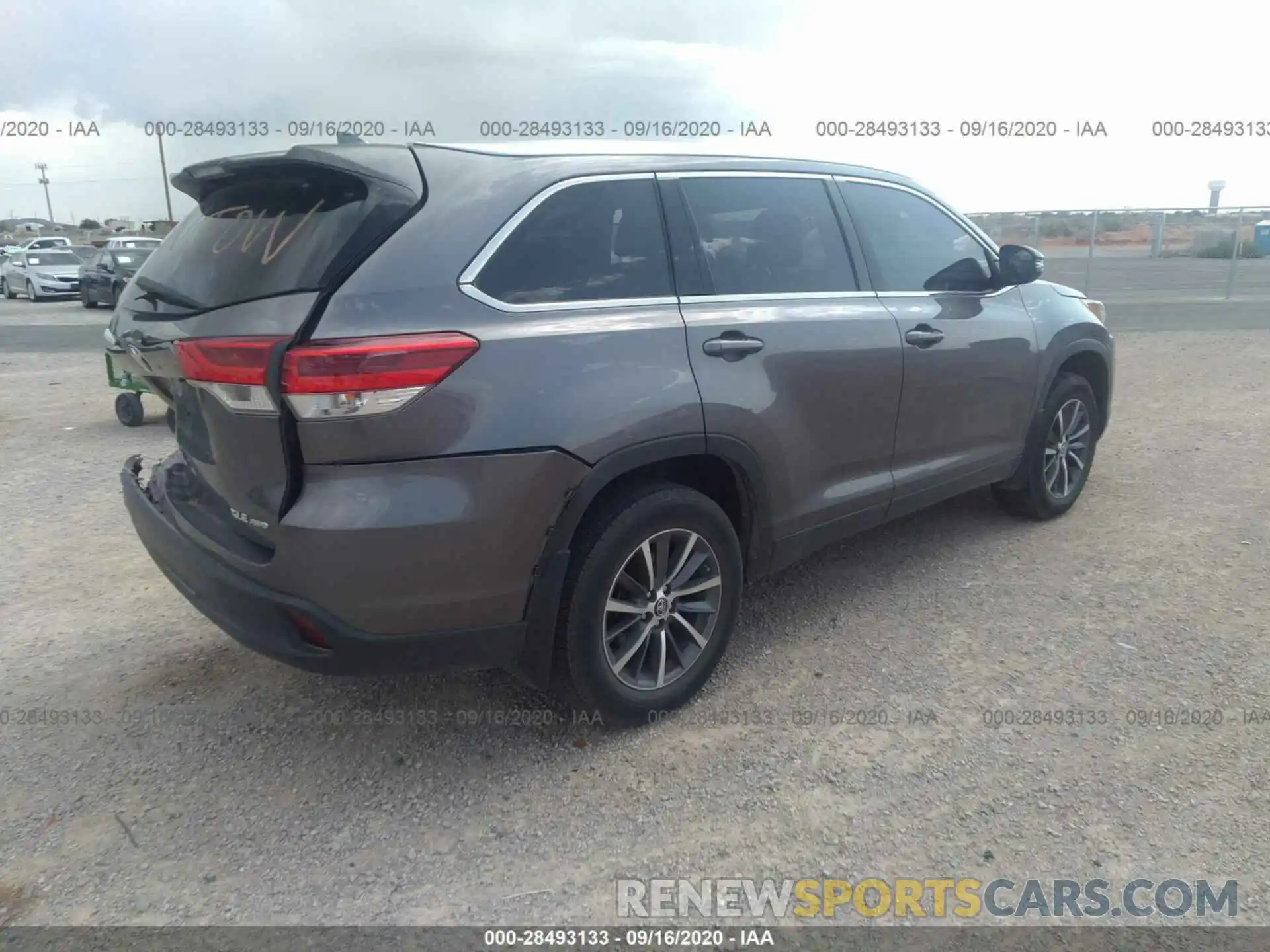 4 Photograph of a damaged car 5TDJZRFH0KS604403 TOYOTA HIGHLANDER 2019