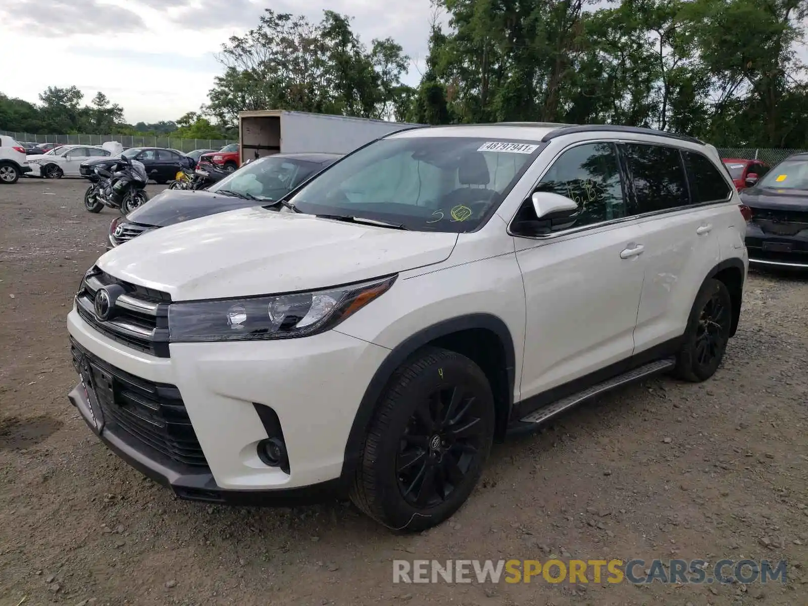 2 Photograph of a damaged car 5TDJZRFH0KS605938 TOYOTA HIGHLANDER 2019