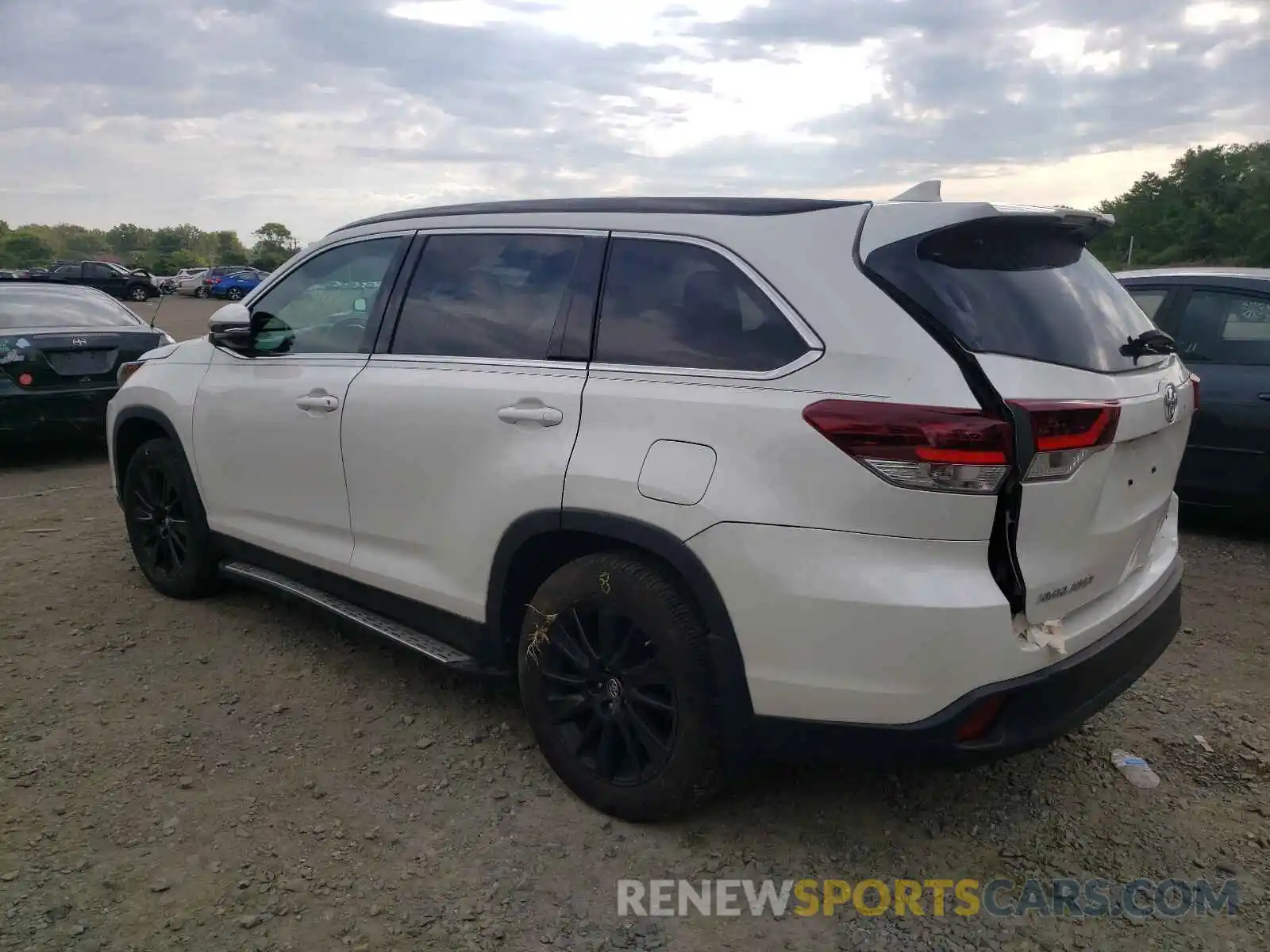 3 Photograph of a damaged car 5TDJZRFH0KS605938 TOYOTA HIGHLANDER 2019