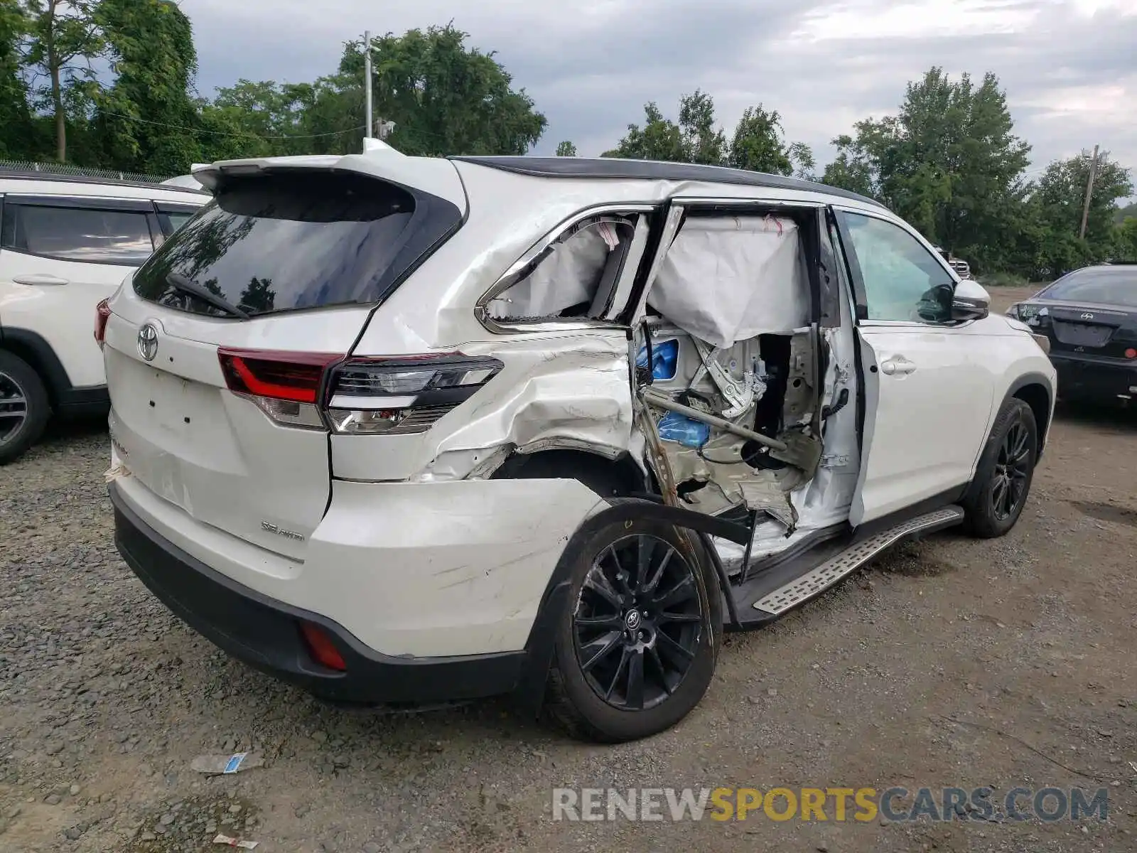 4 Photograph of a damaged car 5TDJZRFH0KS605938 TOYOTA HIGHLANDER 2019