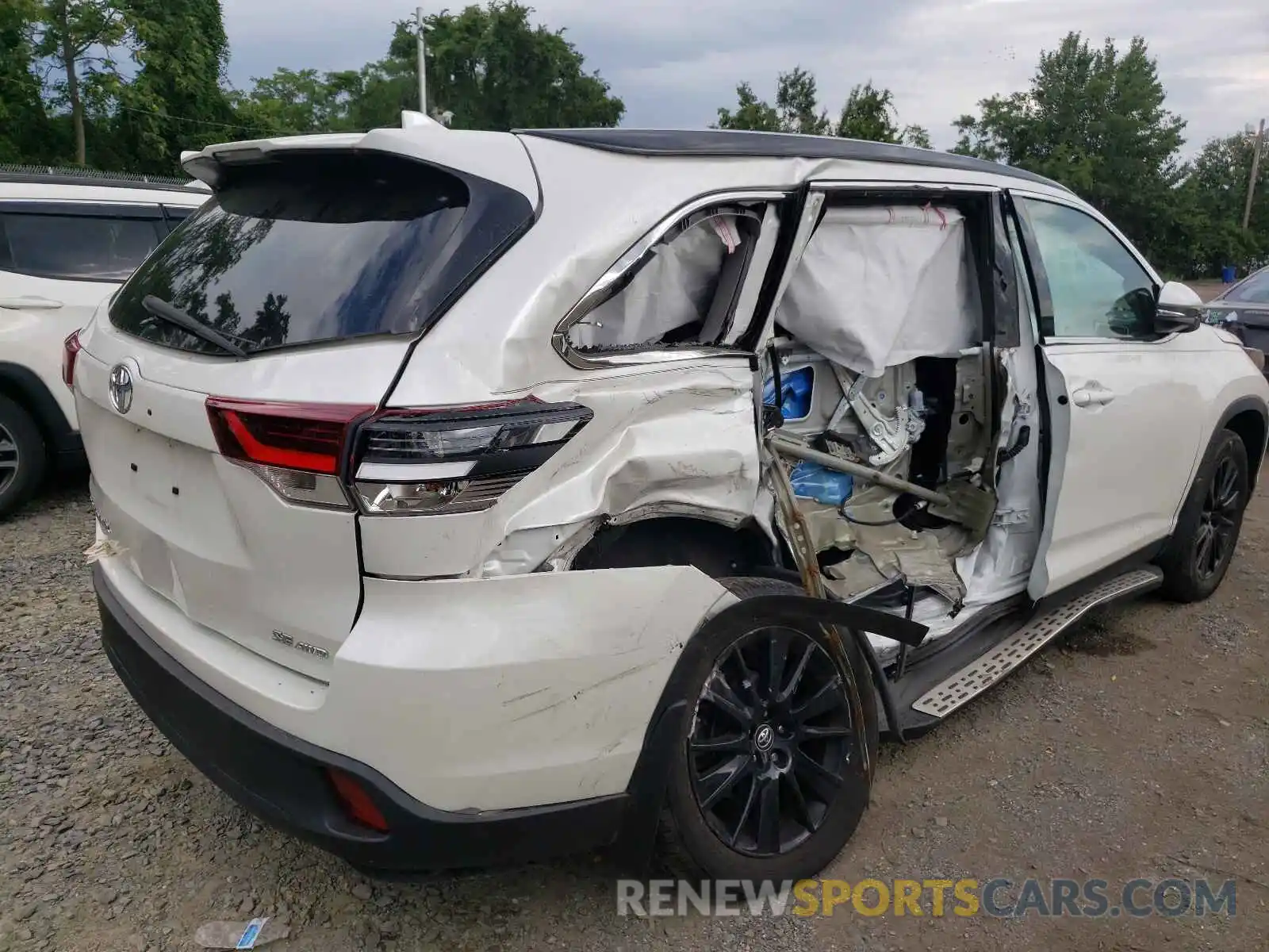 9 Photograph of a damaged car 5TDJZRFH0KS605938 TOYOTA HIGHLANDER 2019