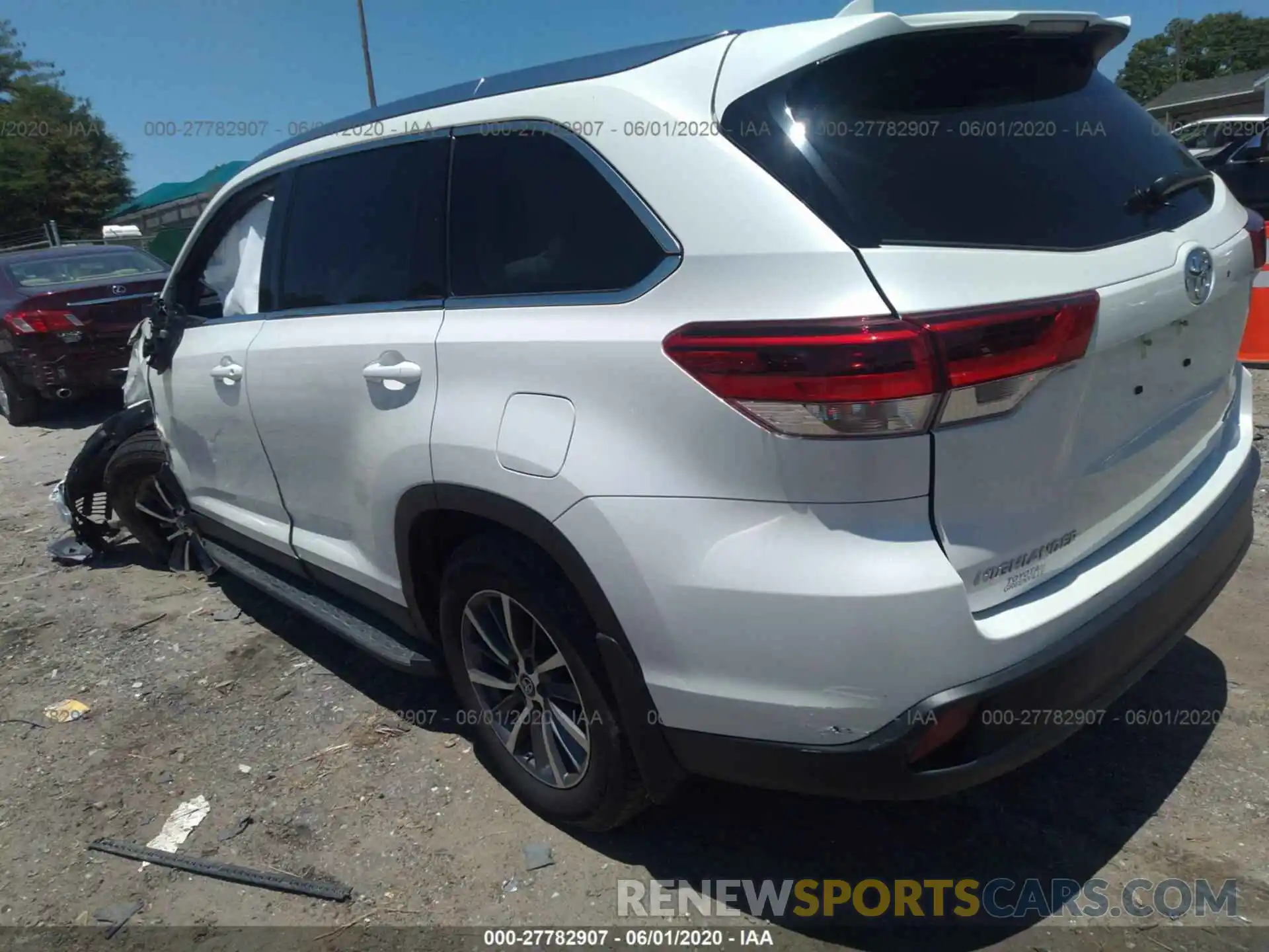 3 Photograph of a damaged car 5TDJZRFH0KS606751 TOYOTA HIGHLANDER 2019