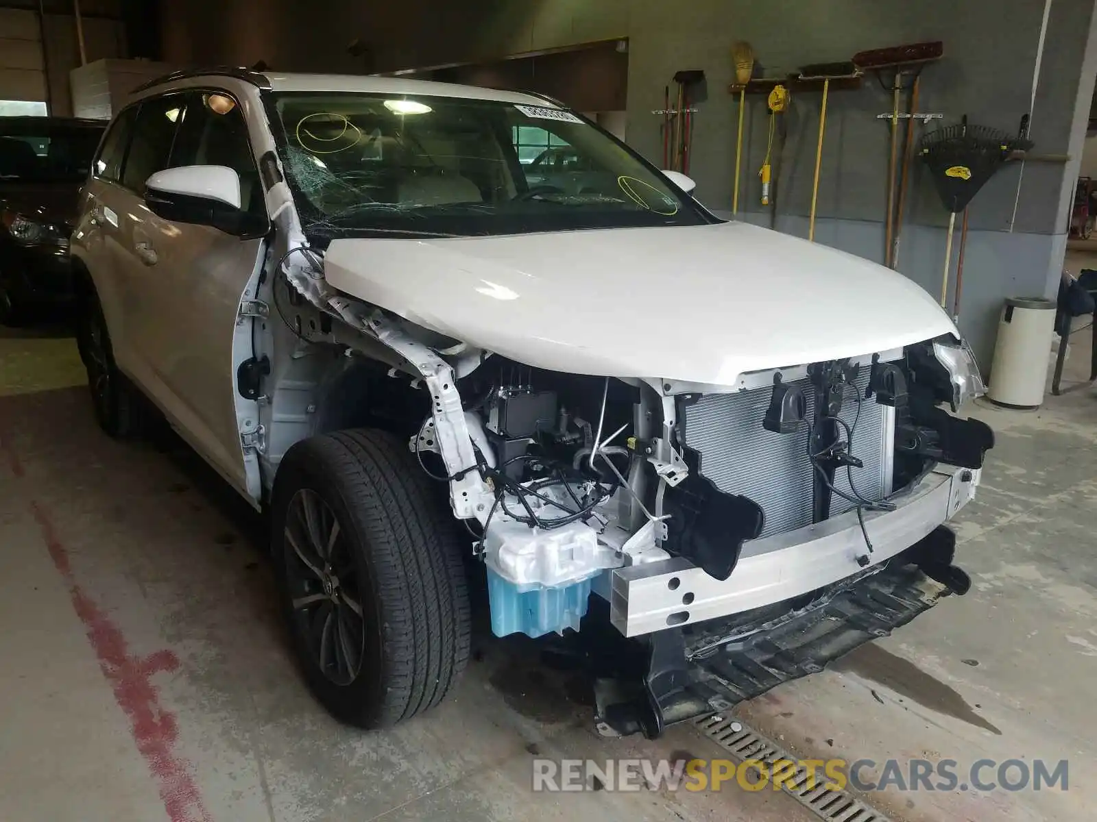 1 Photograph of a damaged car 5TDJZRFH0KS607298 TOYOTA HIGHLANDER 2019