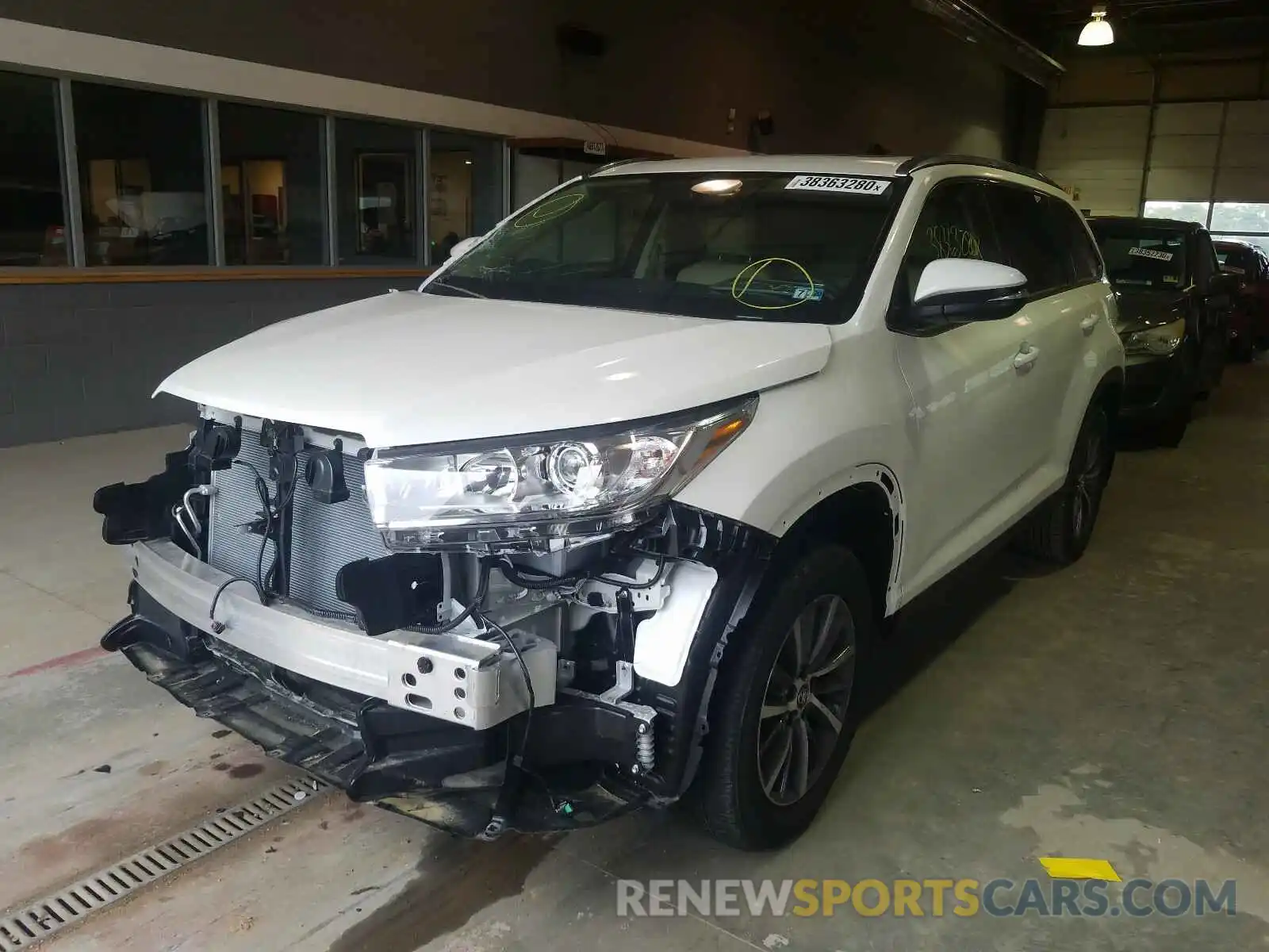 2 Photograph of a damaged car 5TDJZRFH0KS607298 TOYOTA HIGHLANDER 2019