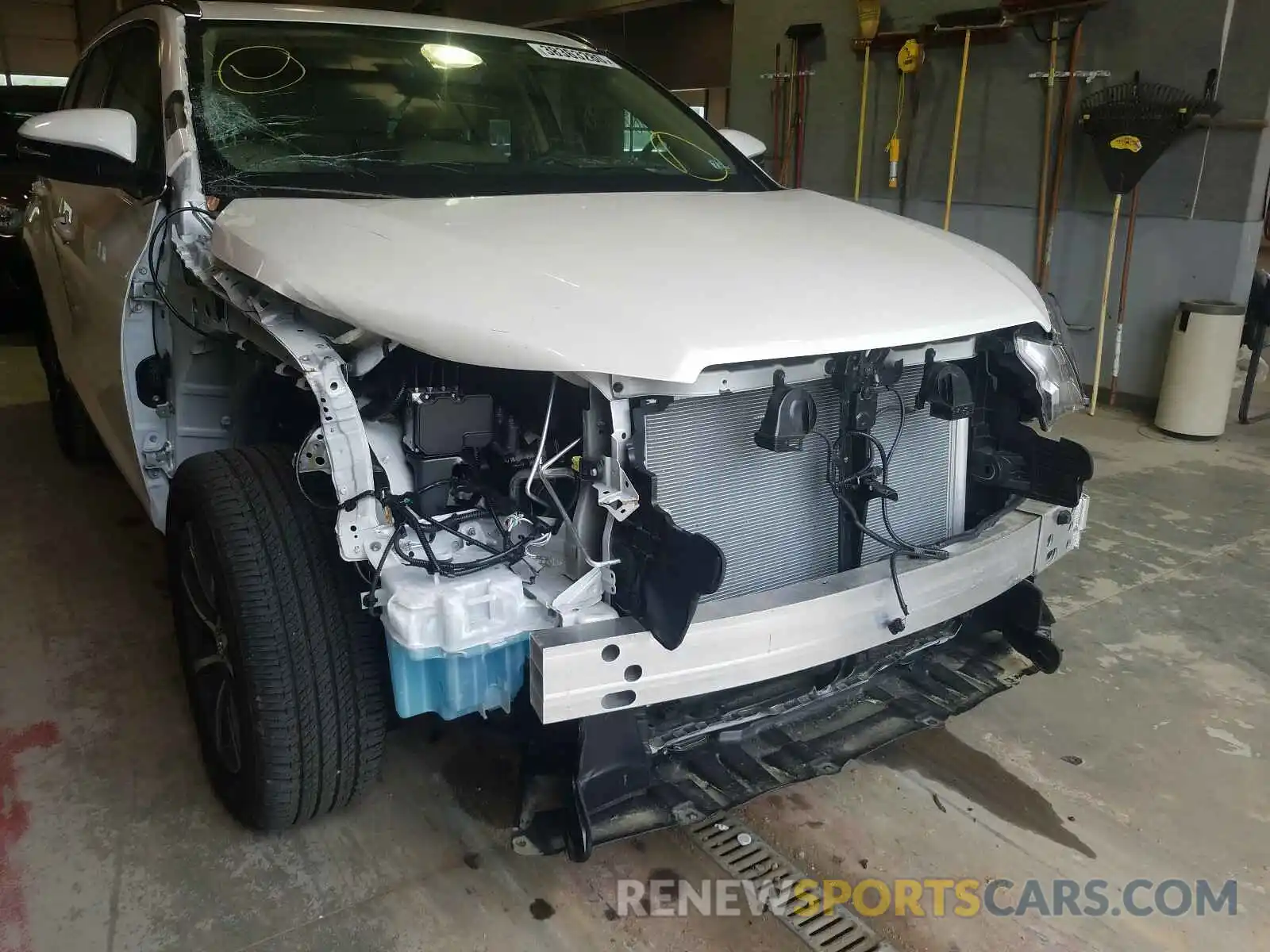 9 Photograph of a damaged car 5TDJZRFH0KS607298 TOYOTA HIGHLANDER 2019