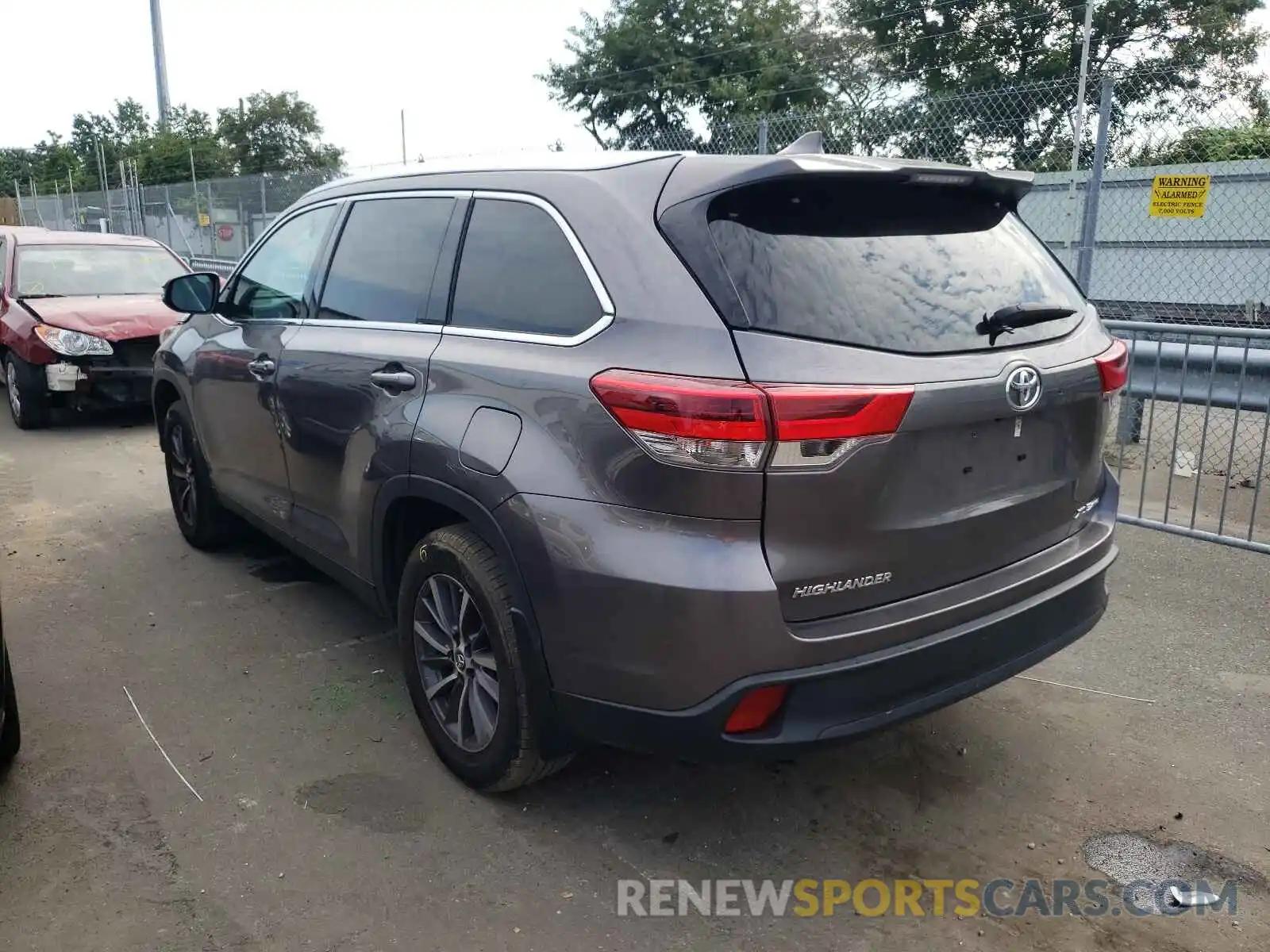 3 Photograph of a damaged car 5TDJZRFH0KS607737 TOYOTA HIGHLANDER 2019