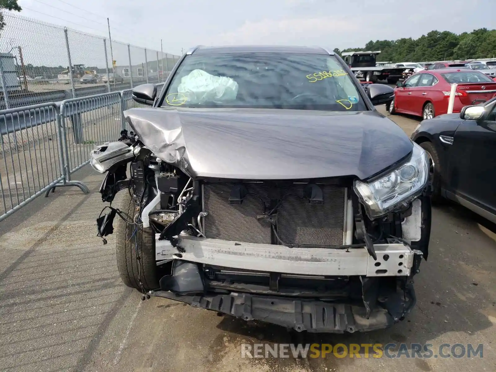 9 Photograph of a damaged car 5TDJZRFH0KS607737 TOYOTA HIGHLANDER 2019