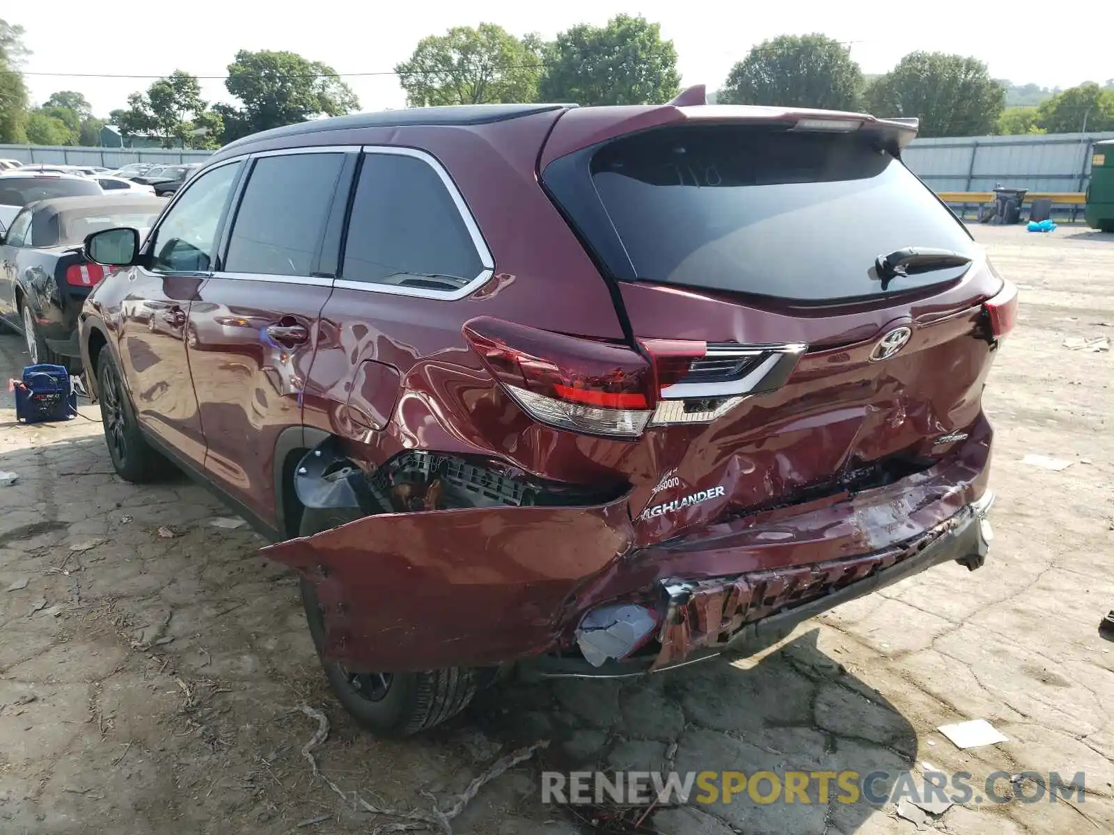 3 Photograph of a damaged car 5TDJZRFH0KS610699 TOYOTA HIGHLANDER 2019