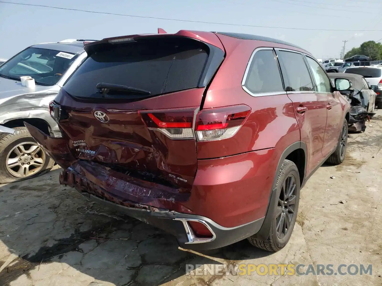 4 Photograph of a damaged car 5TDJZRFH0KS610699 TOYOTA HIGHLANDER 2019