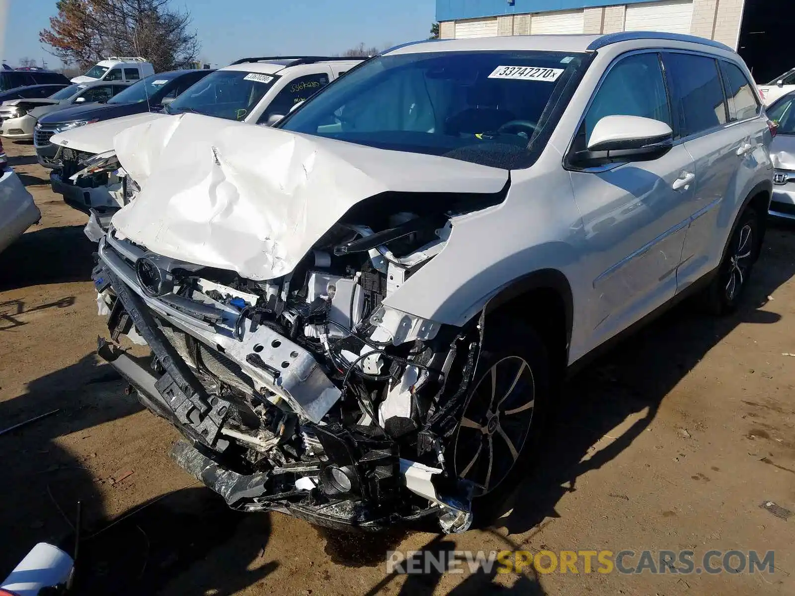 2 Photograph of a damaged car 5TDJZRFH0KS611089 TOYOTA HIGHLANDER 2019