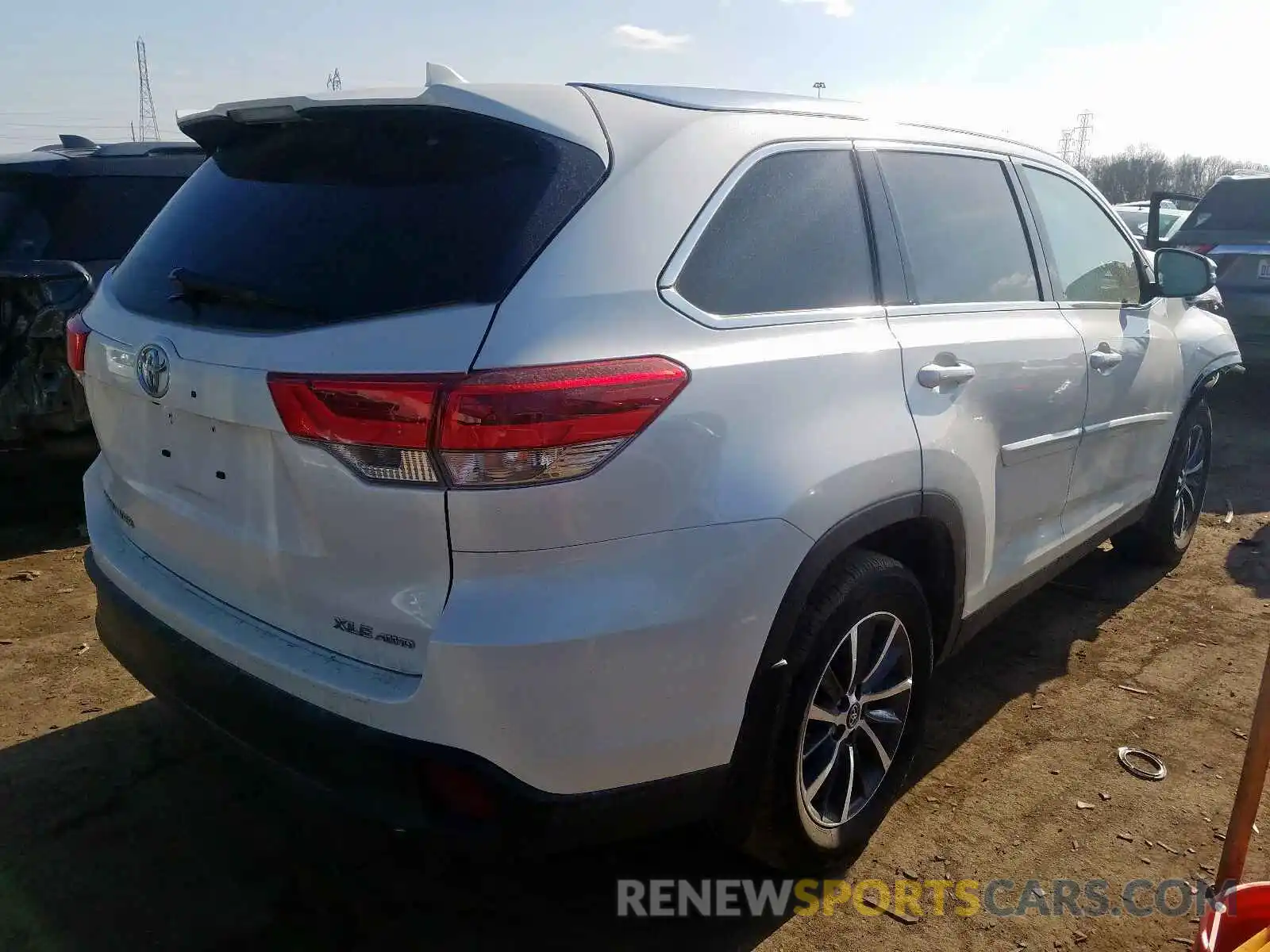 4 Photograph of a damaged car 5TDJZRFH0KS611089 TOYOTA HIGHLANDER 2019