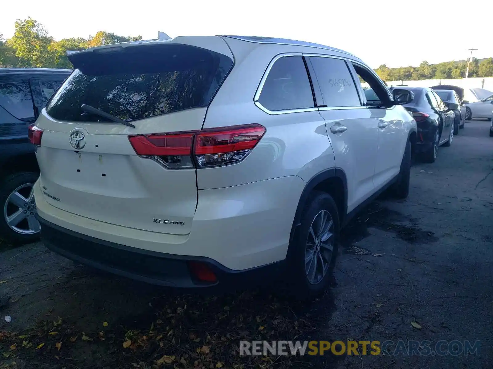 4 Photograph of a damaged car 5TDJZRFH0KS611450 TOYOTA HIGHLANDER 2019