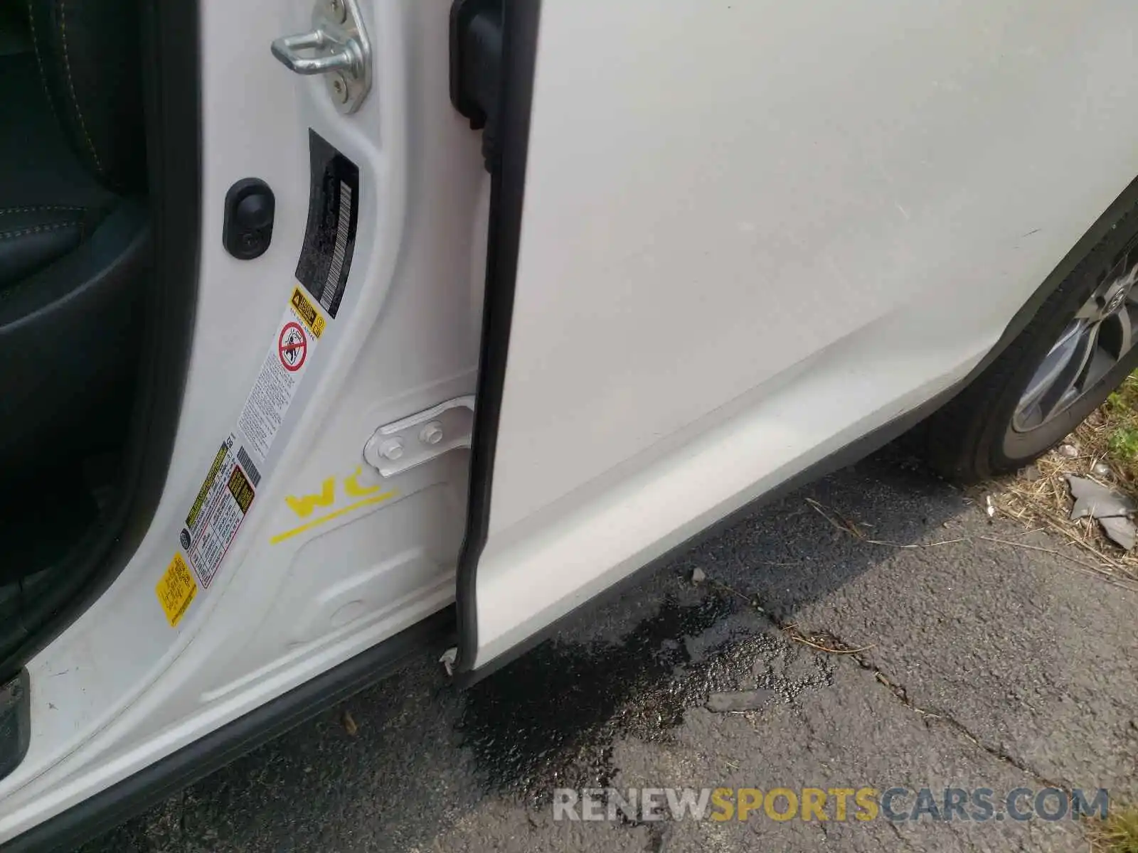 9 Photograph of a damaged car 5TDJZRFH0KS611450 TOYOTA HIGHLANDER 2019