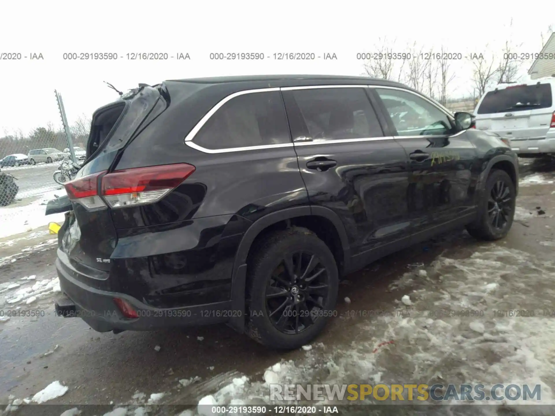 4 Photograph of a damaged car 5TDJZRFH0KS611867 TOYOTA HIGHLANDER 2019