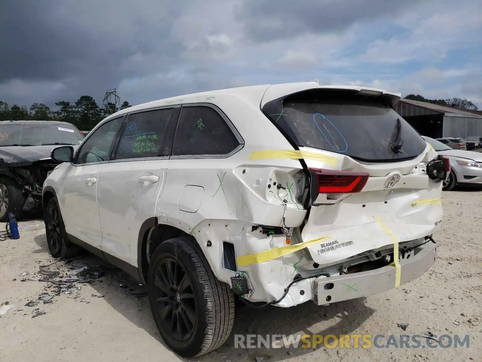 3 Photograph of a damaged car 5TDJZRFH0KS612081 TOYOTA HIGHLANDER 2019