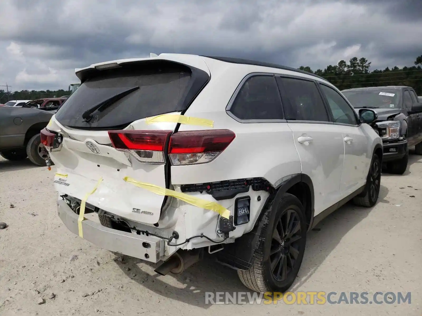 4 Photograph of a damaged car 5TDJZRFH0KS612081 TOYOTA HIGHLANDER 2019