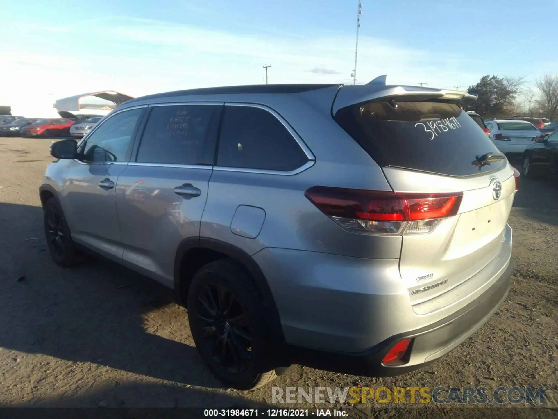 3 Photograph of a damaged car 5TDJZRFH0KS613215 TOYOTA HIGHLANDER 2019