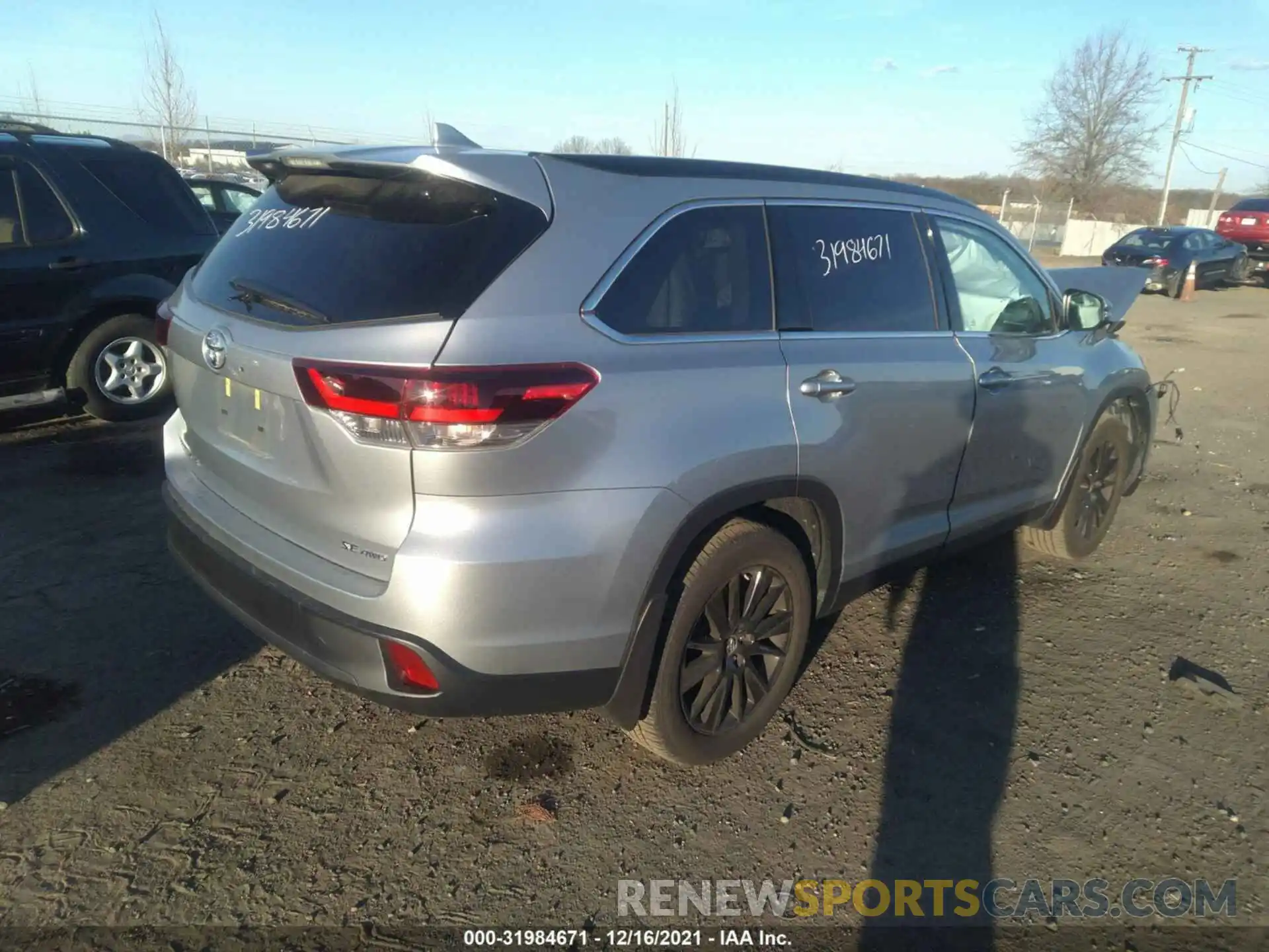 4 Photograph of a damaged car 5TDJZRFH0KS613215 TOYOTA HIGHLANDER 2019