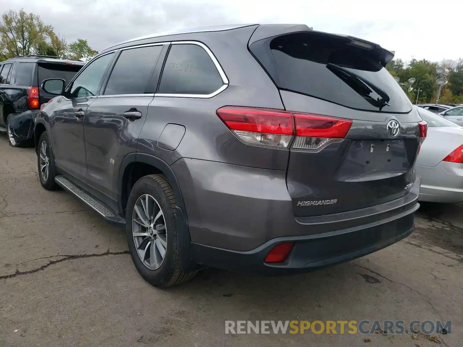 3 Photograph of a damaged car 5TDJZRFH0KS614395 TOYOTA HIGHLANDER 2019