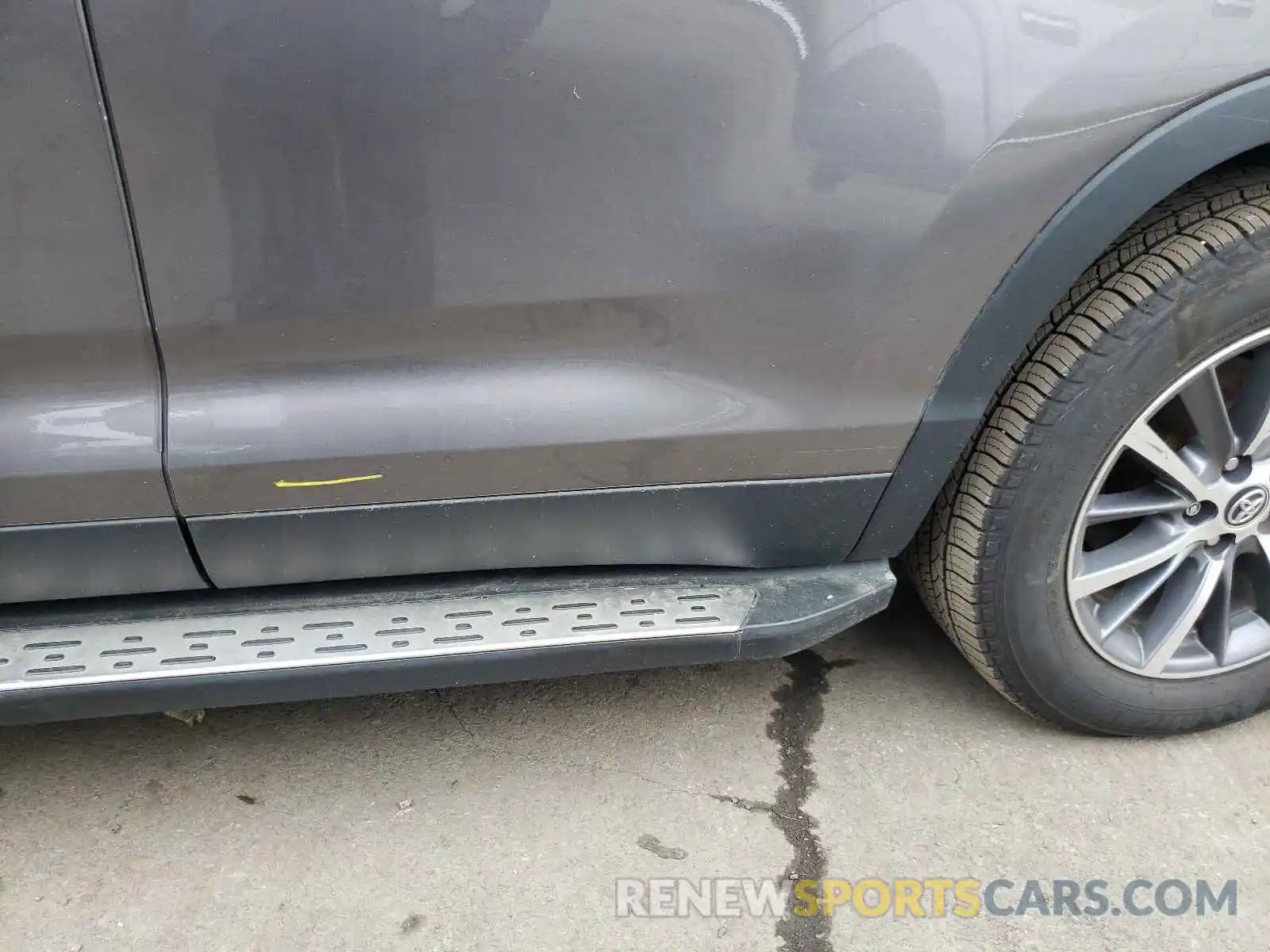 9 Photograph of a damaged car 5TDJZRFH0KS614395 TOYOTA HIGHLANDER 2019