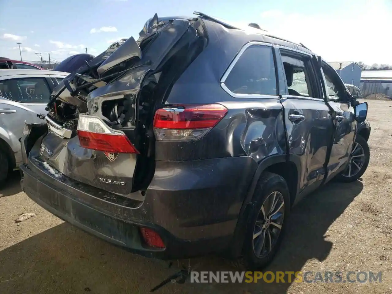 4 Photograph of a damaged car 5TDJZRFH0KS615174 TOYOTA HIGHLANDER 2019