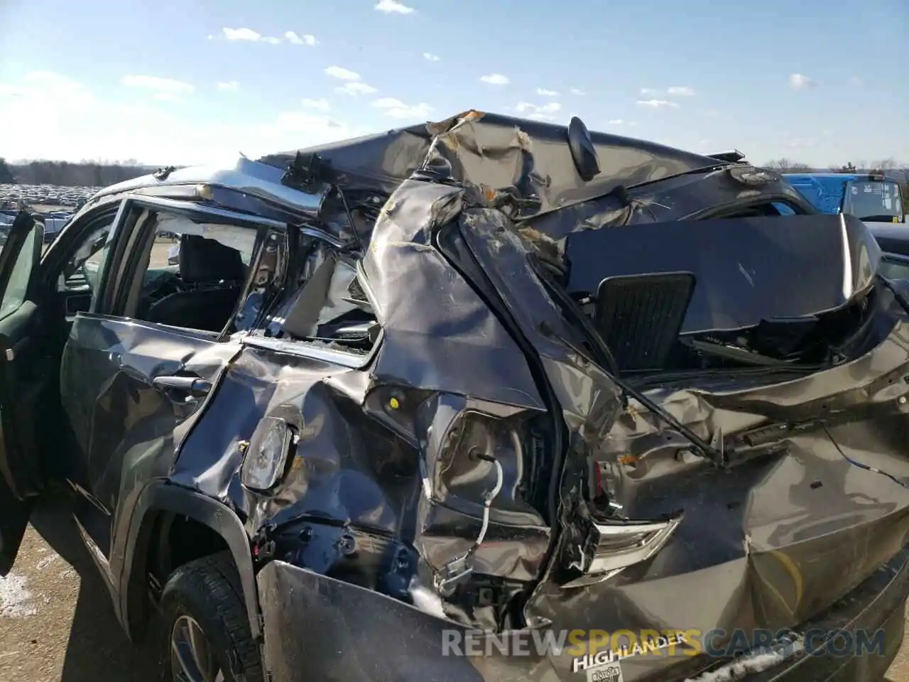 9 Photograph of a damaged car 5TDJZRFH0KS615174 TOYOTA HIGHLANDER 2019